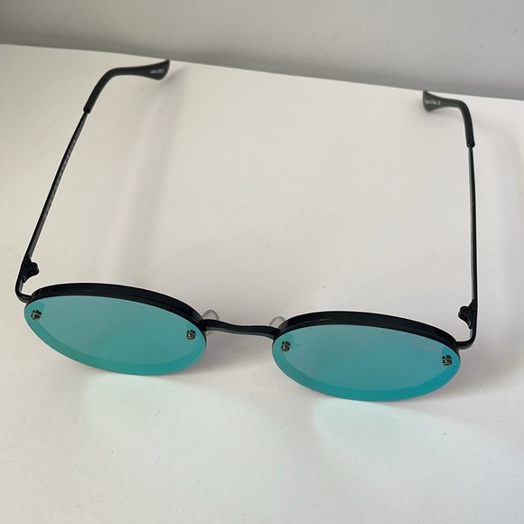 Quay Australia Farrah Sunglasses - Picture 2 of 6